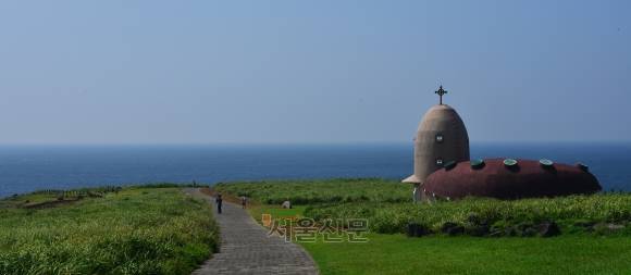 달팽이 같기도 하고 소라를 닮은 듯도 한 제주 마라도 성당. 고 프란치스코 교황이 속했던 성 프란치스코 수도회의 국내 지부에서 작고 소박한 성당을 기치로 축성해 천주교 제주 교구에 기증했다.