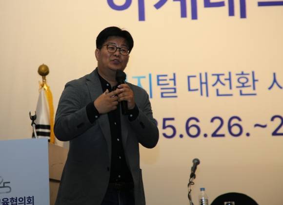 정재승 카이스트 교수는 26일 경북 경주시 라한셀렉트에서 열린 ‘한국대학교육협의회 하계 대학총장 세미나’에서 “인공지능(AI)과 한 팀이 되어 협업한다면 일자리가 줄어드는 것이 아니라 더 나은 결과를 만드는 인간이 될 수 있다”고 강조했다. 대교협 제공