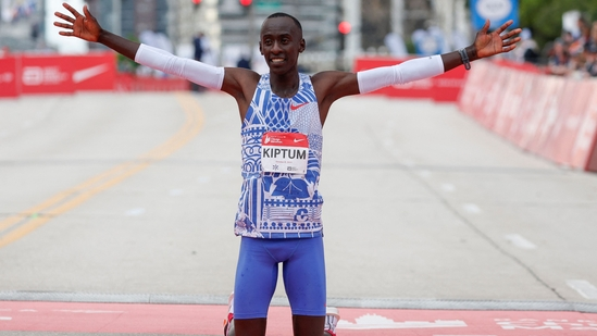 2023년 10월 미국 시카고마라톤에서 2시간 35초 세계기록을 작성한 케냐 마라토너 캘빈 킵툼. 이듬해 2월 고산지대 훈련을 마치고 복귀하던 차량이 전복되는 사고로 세상을 떠났다. 시카고 AFP 연합뉴스