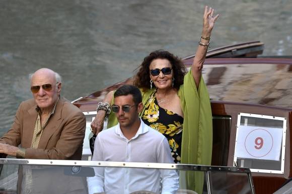 미국의 미디어 재벌 배리 딜러(왼쪽)가 24년간 결혼생활을 함께한 유명 디자이너 아내 다이앤 본 퍼스텐버그(오른쪽)와 함께 26일(현지시간) 이탈리아 베네치아에서 시작된 아마존 창업자 제프 베이조스와 로렌 산체스의 결혼식 전야 리셉션에 참석하고 있다. 2025.6.26 AP 연합뉴스