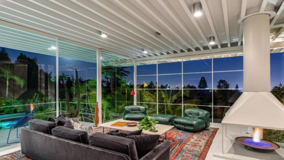 브래드 피트의 로스앤젤레스(LA) 집 거실. 사진은 피트가 이 집을 매입하기 전에 부동산 사이트에  올라온 것이다. 출처=모던리빙LA