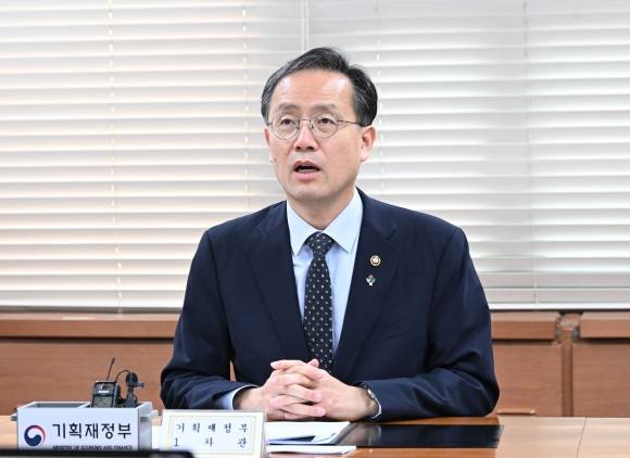 이형일 기획재정부 장관 직무대행 1차관이 27일 정부서울청사에서 ‘국가경쟁력 정책협의회’를 주재하고 있다. 2025. 6. 27. 기획재정부 제공