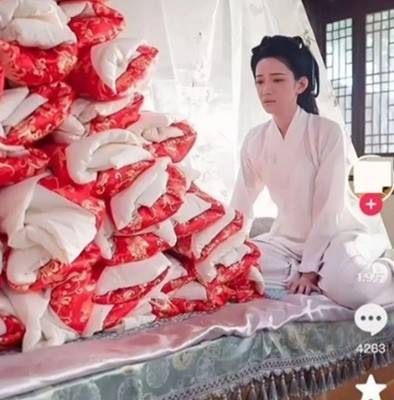 중국의 한 웹드라마가 99명의 왕자를 낳았다는 기괴한 설정으로 화제를 모았다. 지무신문