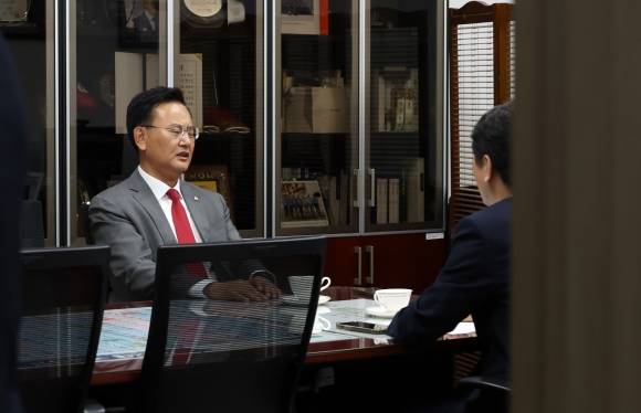 상임위 배분 등 위해 회동하는 여야 원내수석 - 문진석(오른쪽) 더불어민주당 원내수석부대표와 유상범(왼쪽) 국민의힘 원내수석부대표가 23일 서울 여의도 국회 의원회관에서 상임위원장 배분 등 현안 관련 회동을 하고 있다. 뉴시스