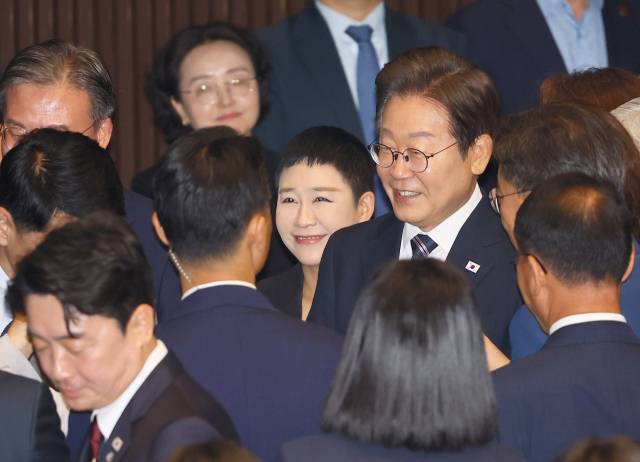 이재명 대통령이 26일 국회 본회의장에서 추가경정예산 시정연설을 마친 뒤 의원들과 인사하고 있다. 연합뉴스