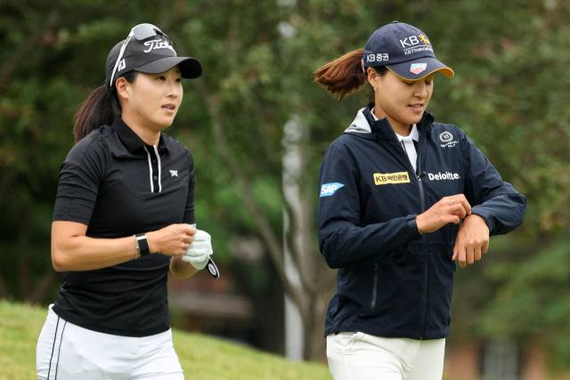 한 팀을 이룬 제니퍼 송(왼쪽)과 전인지. 사진 제공=AFP연합뉴스