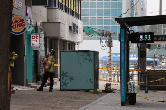 27일 오전 10시 47분께 서울 서초구 지하철 2호선 교대역의 11번 출구 인근에서 도시가스가 유출되는 사고가 발생해 역 주변이 통제되고 있다. 연합뉴스