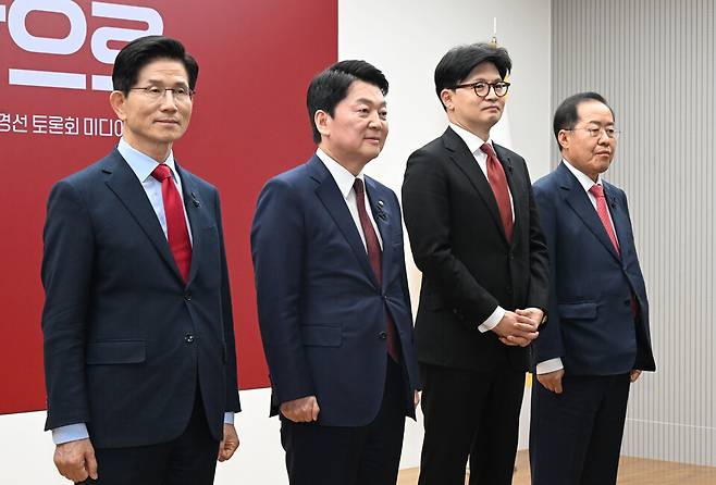 4월23일 서울 여의도 국민의힘 중앙당사에서 열린 2차 경선 토론회 미디어데이에서 국민의힘 김문수(왼쪽부터), 안철수, 한동훈, 홍준표 대선 경선 후보가 손뼉치고 있다. ⓒ국회사진기자단