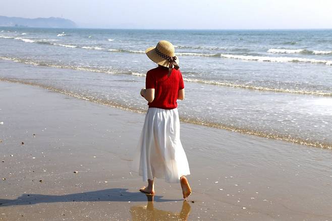 맨발로 땅과 접촉해 지구의 에너지를 받아들이는 행동을 뜻하는 ‘어싱’. 특히 해변 맨발걷기를 ‘수퍼 어싱’이라 일컫는다  사진제공｜한국관광공사