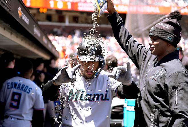 마이애미 아구스틴 라미래스가 27일 샌프란시스코전에서 3회초 투런 홈런을 날리고 들어온 뒤 동료들의 환호를 받고 있다. AFP연합뉴스