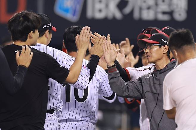 선수단과 하이파이브하는 염경엽 LG 감독. 연합뉴스