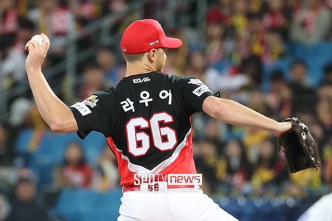 ▲ 라우어는 한국에서 뛸 당시 팔 관리에 큰 도움을 받았다며 전 소속팀 스태프에 고마움을 드러냈다 ⓒ곽혜미 기자