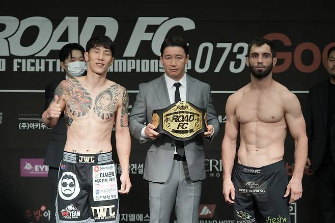 ▲ 로드FC 073 대회 메인이벤트를 장식하는 카밀 마고메도프(맨 오른쪽)와 오카(맨 왼쪽) ⓒ로드FC