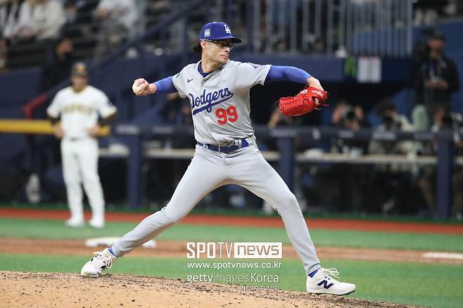 ▲ 지난해 메이저리그 월드투어 서울시리즈에서 99번을 달고 등판한 조 켈리. 그동안 17번을 썼던 켈리는 오타니 쇼헤이에게 번호를 양보하고 99번을 달았다. 한국 야구 팬들에게는 류현진의 등번호로 익숙했던 그 번호다.