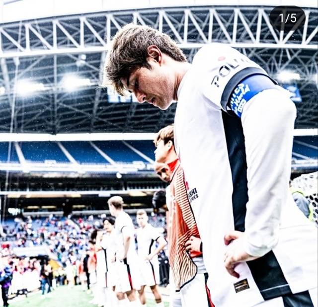 아쉬워하는 우라와 레즈 선수단. /사진=우라와 레즈 SNS