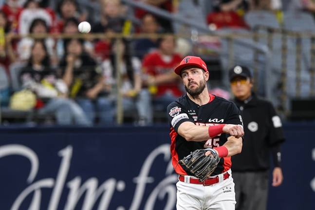 3루 수비를 소화하고 있는 위즈덤. /사진=KIA 타이거즈