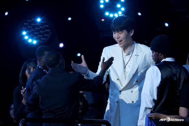 포틀랜드의 지명을 받고 기뻐하는 양한센(가운데 흰색 정장). /AFPBBNews=뉴스1