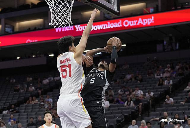 경기에 집중하는 양한센(왼쪽). /AFPBBNews=뉴스1