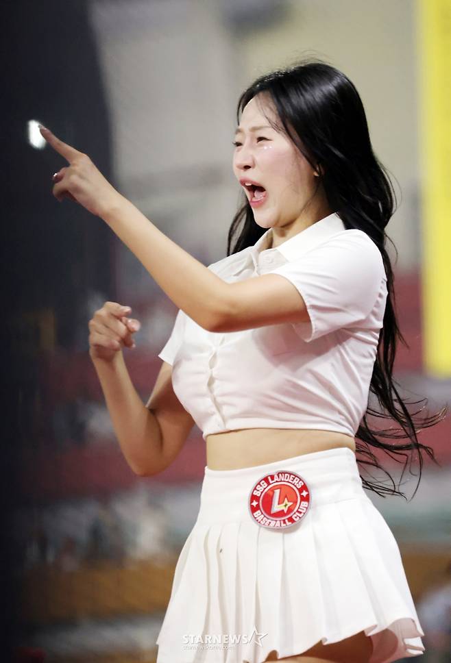 [★한번에 쓱]땀에 흠뻑 '베이비페이스' 드러낸 SSG 이연진