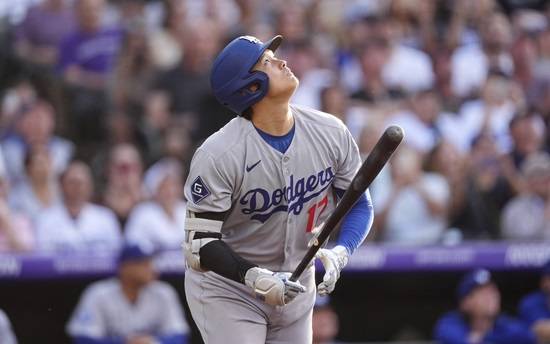6월 27일(한국시간) 미국 콜로라도주 덴버의 쿠어스필드에서 열린 2025 메이저리그(MLB) 콜로라도 로키스와 LA 다저스 간의 맞대결, 7회초 다저스 오타니 쇼헤이가 승부에 쐐기를 박는 솔로홈런을 날렸다. 연합뉴스