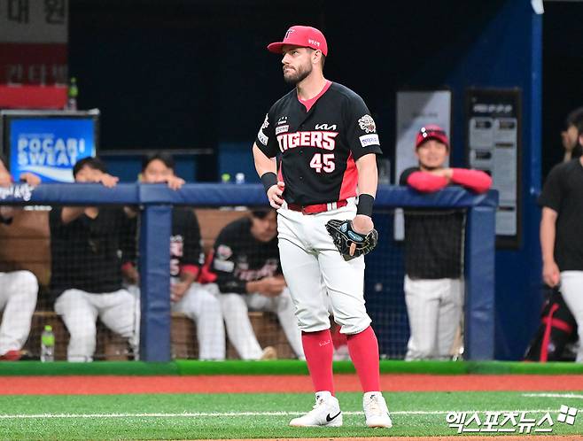 26일 오후 서울 구로구 고척스카이돔에서 열린 '2025 신한 SOL Bank KBO리그' KIA 타이거즈와 키움 히어로즈의 경기, 5회말 1사 2,3루 KIA 위즈덤이 키움 임지열의 내야땅볼때 홈 송구를 했으나 송구가 3루 주자에 맞으며 굴절되자 아쉬워하고 있다. 엑스포츠뉴스 DB