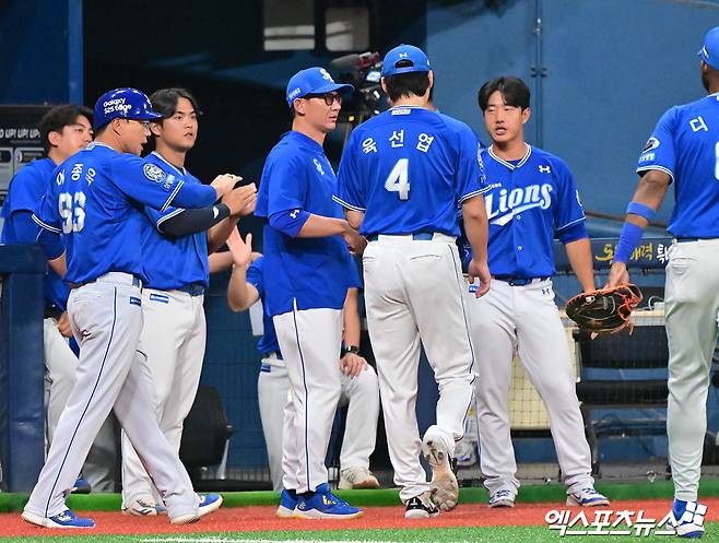 27일 오후 서울 구로구 고척스카이돔에서 열린 2025 신한 SOL Bank KBO리그 삼성 라이온즈와 키움 히어로즈의 경기, 6회말 수비를 마친 삼성 육선엽이 더그아웃으로 향하고 있다. 엑스포츠뉴스 DB