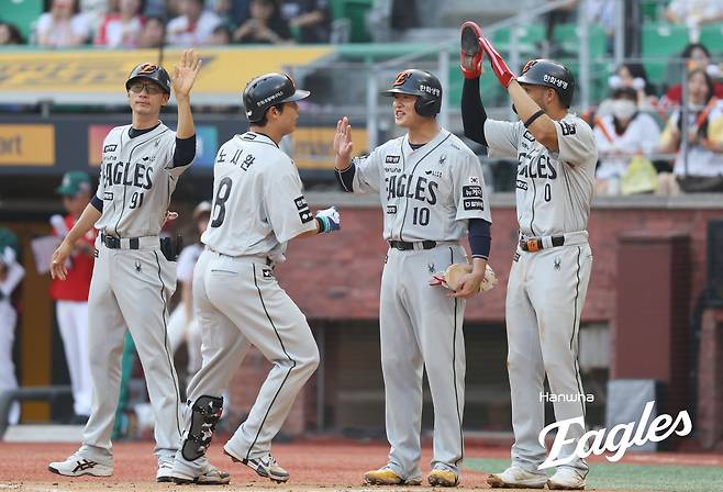27일 오후 인천SSG랜더스필드에서 열린 '2025 신한 SOL Bank KBO리그' 한화 이글스와 SSG 랜더스의 경기, 1회초 1사 1, 3루 한화 노시환이 선제 스리런 홈런을 친 뒤 동료들과 기쁨을 나누고 있다. 한화 이글스