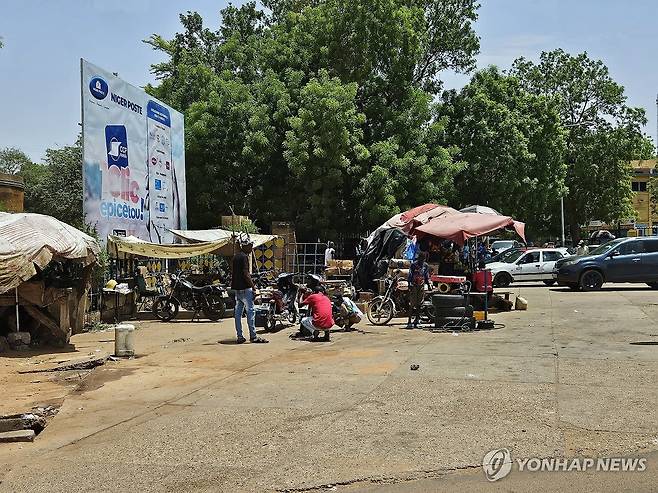 니제르 수도 니아메의 도로 (니아메<니제르>=연합뉴스) 노재현 기자 = 지난 19일(현지시간) 니제르 수도 니아메의 한 거리. 2025.6.25 nojae@yna.co.kr