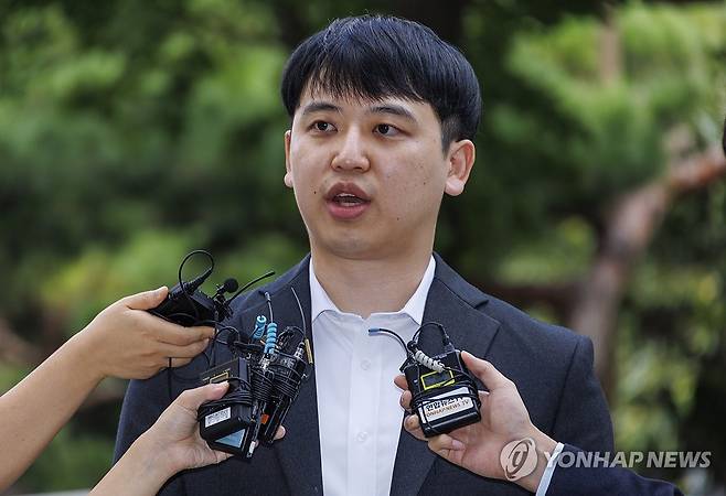 2024년 9월 경찰 참고인 조사 출석한 서울아산병원 전공의 대표 (서울=연합뉴스) 황광모 기자 = 한성존 서울아산병원 전공의 대표가 9일 오전 참고인 조사를 받기 위해 서울 마포구 서울경찰청 공공범죄수사대 도착해 취재진 질문에 답하고 있다. 2024.9.9 hkmpooh@yna.co.kr
