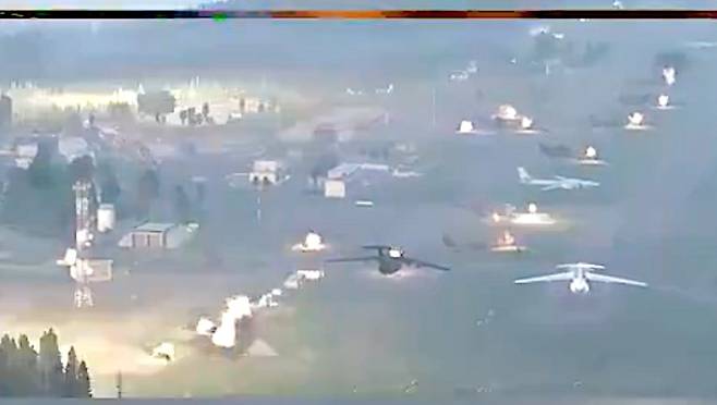 지난 1일 우크라이나 드론 공격을 받은 러시아 공군기지 [유라시아 전문매체 비엔이 인텔리뉴스 캡처. 재판매·DB 금지]