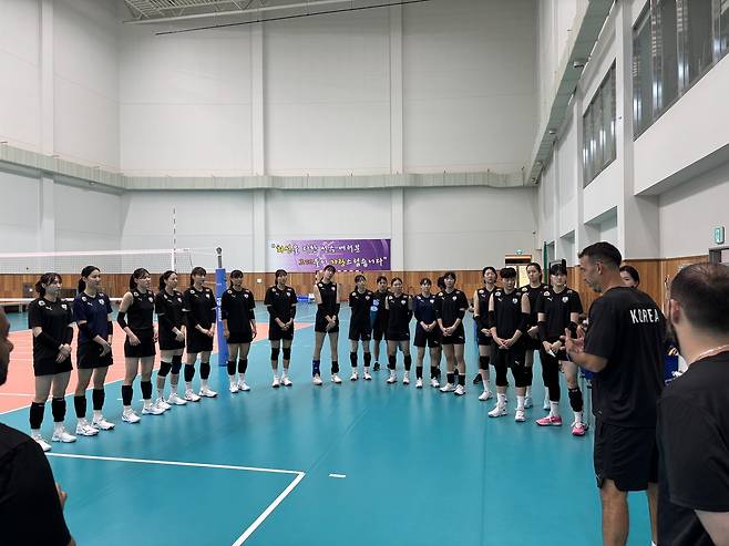 훈련 전 모랄레스 감독(오른쪽에서 2번째)의 지시를 듣는 여자배구 대표팀 선수들 [대한배구협회 제공. 재판매 및 DB 금지]