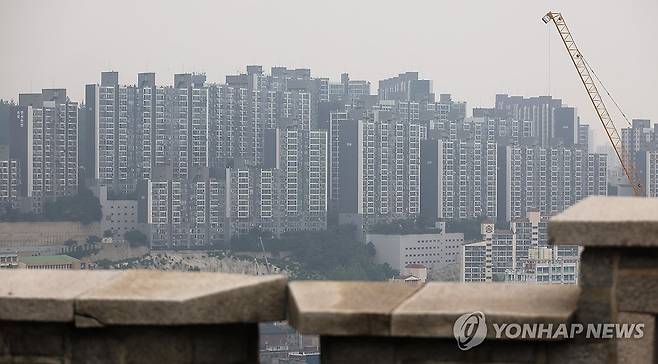 가계부채 관리 방안, '주담대 한도 6억' 극약처방 (서울=연합뉴스) 최재구 기자 = 정부가 27일 발표한 가계부채 관리 강화 방안은 수도권·규제지역 주택담보대출 최대한도를 6억원으로 설정해 과도한 대출을 막고, 실수요가 아닌 경우 대출을 제한하는 데 초점을 맞췄다. 정부가 이날 '초강수' 대출 규제책을 내놓은 것은 서울 강남 아파트값 급등세가 최근 비강남권까지 확산하며 상황이 심상치 않다고 판단했기 때문이다. 사진은 이날 촬영한 서울시 아파트. 2025.6.27 jjaeck9@yna.co.kr