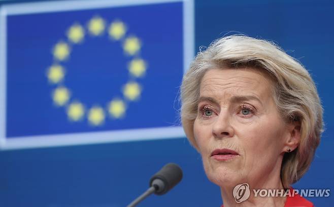 EU 집행위원장 (브뤼셀 EPA=연합뉴스) 우르줄라 폰데어라이엔 EU 집행위원장이 27일(현지시간) 벨기에 브뤼셀 EU 정상회의가 끝난 뒤 기자회견을 하고 있다. 2025.6.27 photo@yna.co.kr