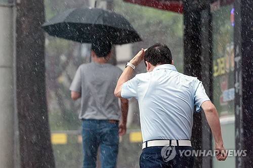 갑자기 쏟아지는 비 [연합뉴스 자료사진]