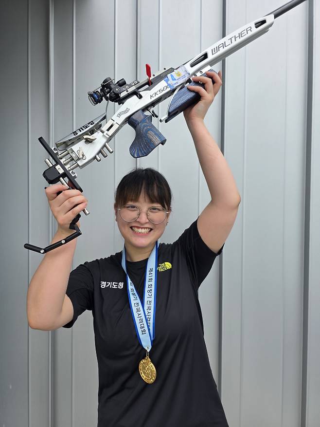 제41회 회장기 전국사격대회 여자일반부 50m 3자세서 대회신기록으로 실업무대 첫 금메달을 획득한 이슬비(경기도청)가 환하게 웃으며 기념촬영을 하고 있다. 사진=경기도청