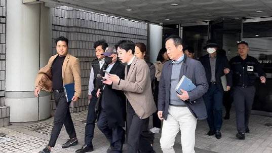 임신 36주차 여성의 낙태 수술을 집도한 집도의와 병원장이 지난해 10월 서울중앙지법에서 구속 전 피의자 심문을 받고 법원을 떠나고 있다. (사진=연합뉴스)