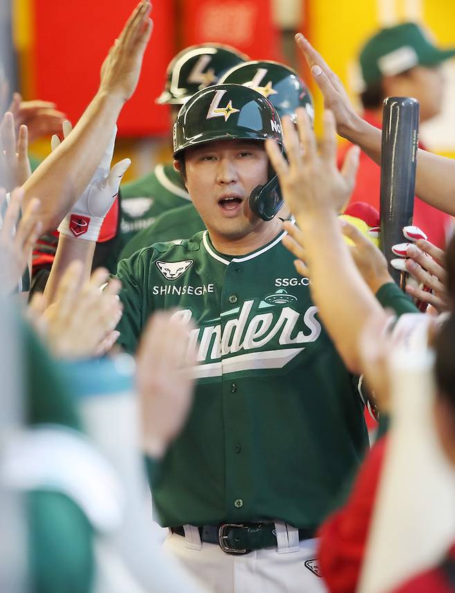 27일 인천 SSG랜더스필드에서 열린 한화 이글스와 경기에서 3회말 3점 홈런을 때려낸 SSG 랜더스 최정