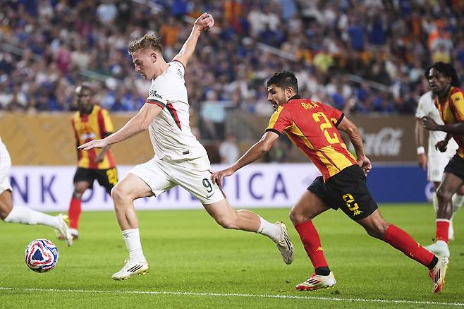 2025년 6월 24일, 미국 필라델피아에서 열린 클럽 월드컵 D조 조별리그 경기에서 첼시의 리암 델랩(왼쪽)이 에스페랑스의 모하메드 벤 알리를 제치고 팀의 두 번째 골을 기록하고 있다.