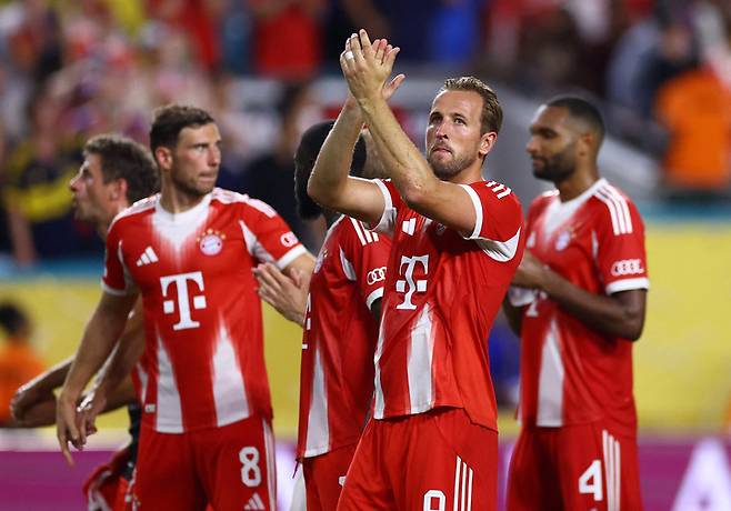 2025년 6월 20일, 미국 플로리다 마이애미가든의 하드록 스타디움에서 열린 클럽 월드컵 C조 조별리그 경기 종료 후, 바이에른 뮌헨의 해리 케인이 팬들에게 박수를 보내고 있다.