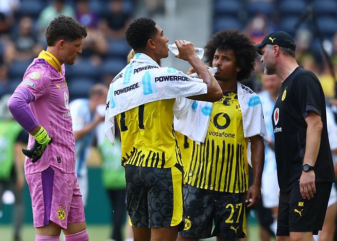 "2025년 6월 25일 미국 오하이오주 신시내티 TQL 스타디움에서 열린 FIFA 클럽 월드컵 F조 경기 중, 보루시아 도르트문트의 그레고어 코벨, 조브 벨링엄, 카림 아데예미가 쿨링 브레이크 시간을 갖고 있다."