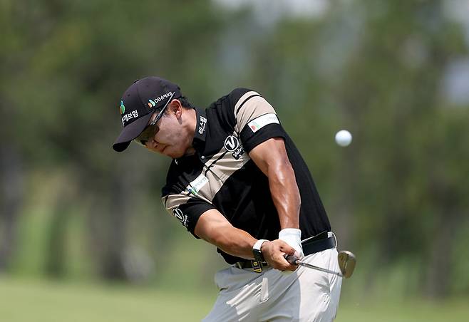 김홍택이 28일 열린 KPGA 군산CC 오픈 3라운드에서 샷을 하고 있다.