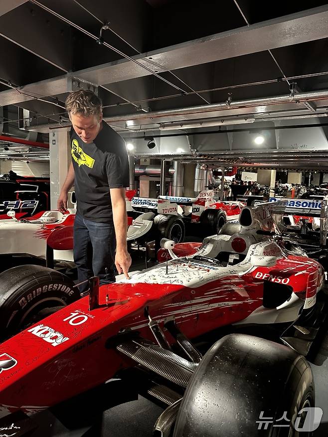 도요타의 마지막 F1 출전 차량 TF109를 설명하는 토마스 하이트브링크 TGR-E 커뮤니케이션 및 마케팅 담당.ⓒ 뉴스1 이동희 기자