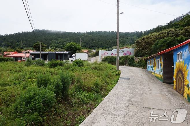 관작리 마을 입구 풍경. 2025.6.27/뉴스1 ⓒ News1 조영석 기자