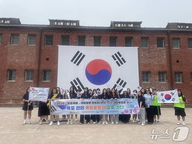 목포여자상업고등학교 학생들이 서울 서대문형무소 앞에서 기념사진을 찍고 있다. (전남도교육청 제공, 재판매 및 DB 금지)/뉴스1
