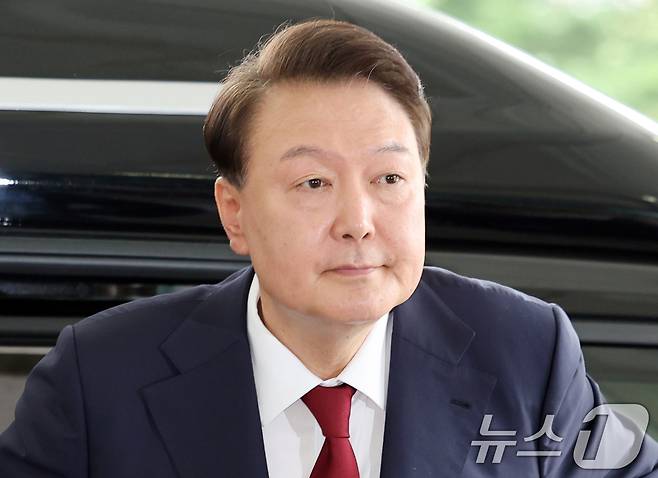 윤석열 전 대통령이 28일 오전 대면 조사를 받기 위해 서울 서초구 서울고검에 마련된 내란특검 사무실로 출석하고 있다. (공동취재) ⓒ News1 김성진 기자