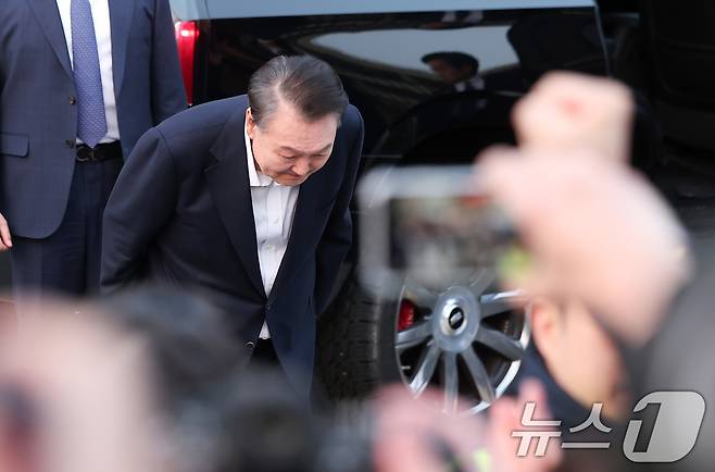 법원의 구속취소 청구 인용으로 석방된 윤석열 대통령이 8일 오후 서울 용산구 한남동 대통령 관저 앞 지지자들에게 인사하고 있다. 2025.3.8/뉴스1 ⓒ News1 김성진 기자