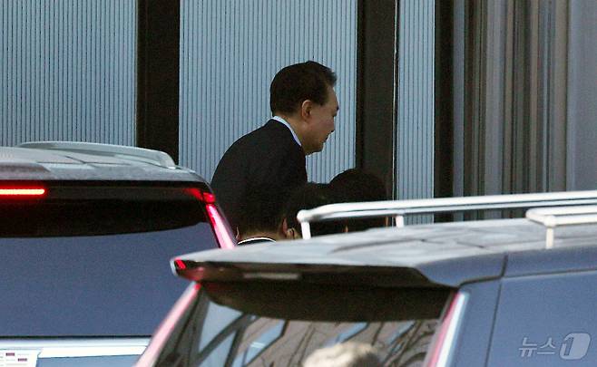 내란 우두머리 혐의로 체포된 윤석열 대통령이 15일 오전 경기 과천 고위공직자범죄수사처(공수처)에 도착해 조사실로 향하고 있다.(공동취재) 2025.1.15/뉴스1