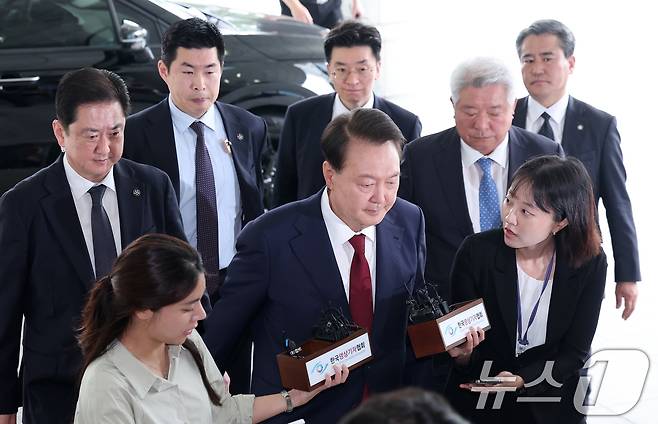 윤석열 전 대통령이 28일 오전 서울 서초구 서울고검 청사에 마련된 내란특검에 피의자 신분으로 첫 출석하고 있다. 2025.6.28/뉴스1 ⓒ News1 김성진 기자