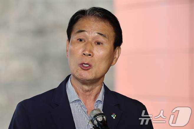 권오을 국가보훈부 장관 후보자가 25일 서울 중구 서울스퀘어에 마련된 인사청문회 사무실로 출근하며 취재진 질문에 답하고 있다. 2025.6.25/뉴스1 ⓒ News1 김도우 기자