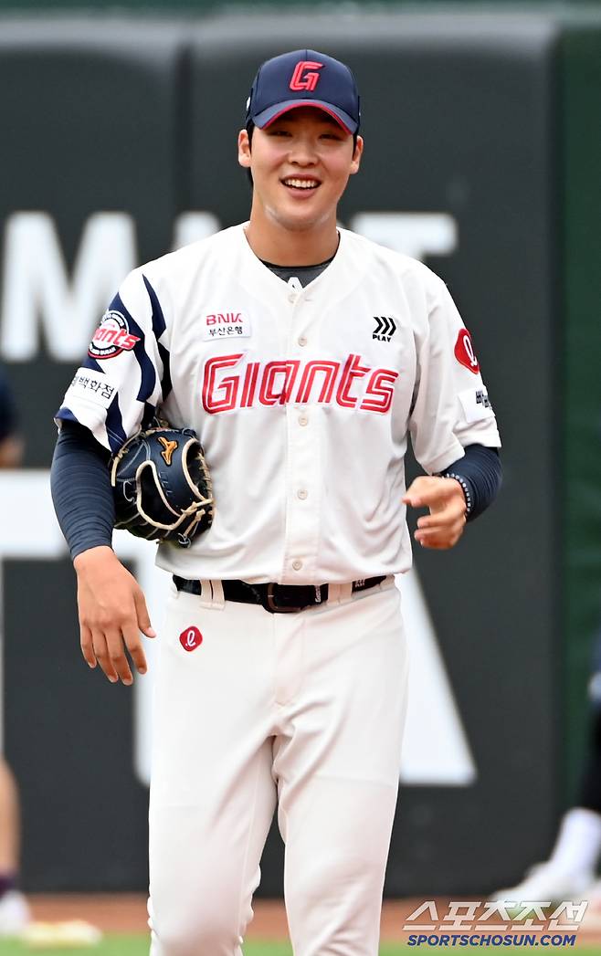 20일 부산 사직야구장에서 열린 삼성과 롯데의 경기, 이민석이 미소짓고 있다. 부산=허상욱 기자wook@sportschosun.com/2025.06.20/